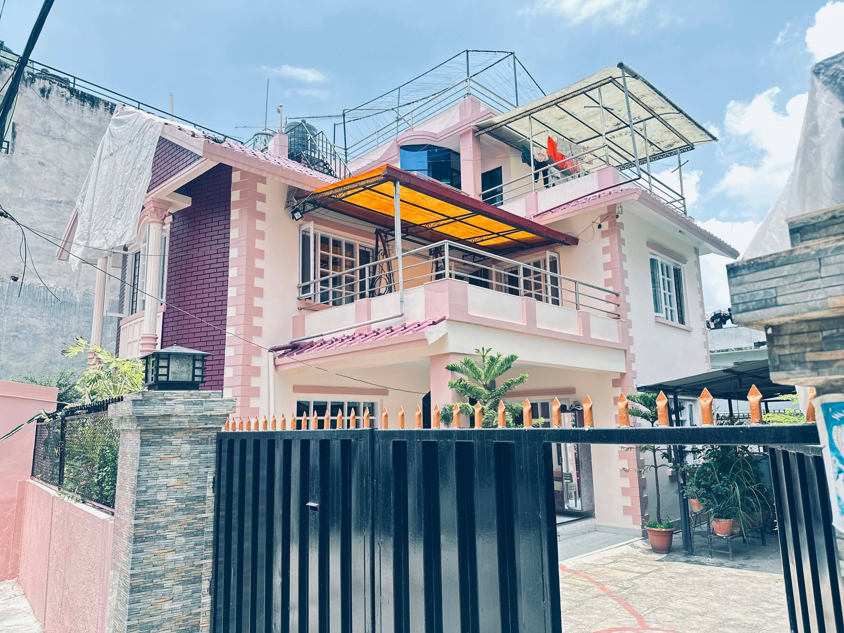 Fully Furnished 2.5 Story House For Rent